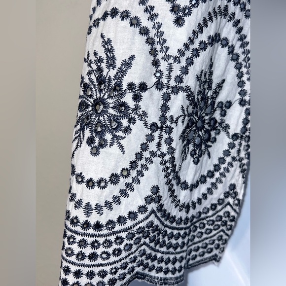 Embroidered White and Blue Sleeveless Top - Picture 3 of 9